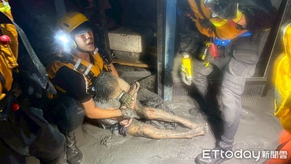 ▲台東縣救災團隊馳援成功救出受困長者。（圖／記者楊晨東翻攝）