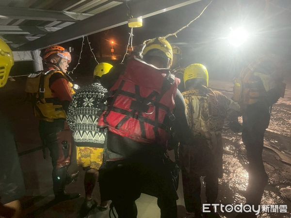 ▲台東縣救災團隊馳援成功救出受困長者。（圖／記者楊晨東翻攝）