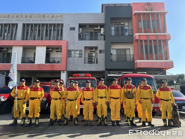 ▲台南市特搜隊25日上午集結整裝，出發前往花蓮支援堰塞湖溢流搜救任務。（記者林東良翻攝，下同）