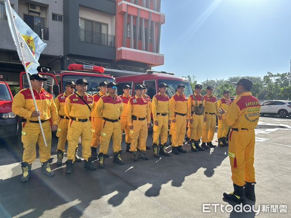 ▲台南市特搜隊25日上午集結整裝，出發前往花蓮支援堰塞湖溢流搜救任務。（記者林東良翻攝，下同）