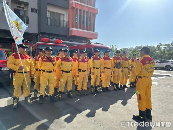 ▲台南市特搜隊25日上午集結整裝，出發前往花蓮支援堰塞湖溢流搜救任務。（記者林東良翻攝，下同）