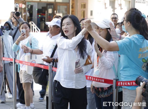 ▲▼台北地院審理京華城案，傳喚柯文哲、應曉薇、沈慶京出庭，面對支持者相挺柯文哲及應曉薇一一向在場小草握手致意。（圖／記者湯興漢攝）