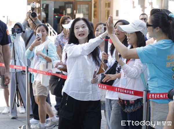 ▲▼台北地院審理京華城案，傳喚柯文哲、應曉薇、沈慶京出庭，面對支持者相挺柯文哲及應曉薇一一向在場小草握手致意。（圖／記者湯興漢攝）