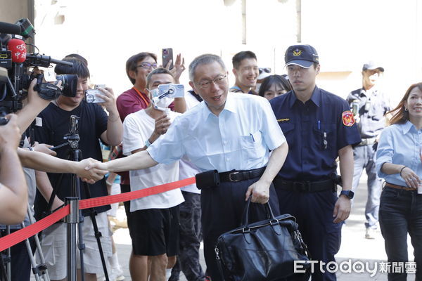 ▲▼台北地院審理京華城案，傳喚柯文哲、應曉薇、沈慶京出庭，面對支持者相挺柯文哲及應曉薇一一向在場小草握手致意。（圖／記者湯興漢攝）