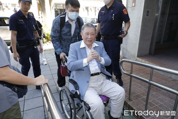 ▲▼台北地院審理京華城案，傳喚柯文哲、應曉薇、沈慶京出庭，面對支持者相挺柯文哲及應曉薇一一向在場小草握手致意。（圖／記者湯興漢攝）