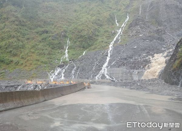 ▲▼台20線向陽至初來路段邊坡坍塌及土石流。（圖／公路局提供）