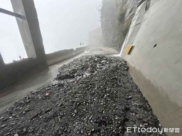 ▲▼台20線向陽至初來路段邊坡坍塌及土石流。（圖／公路局提供）