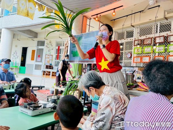 ▲孩子正在將煮好的果凍液一層層倒入容器堆疊。（圖／移民署南區事務大隊屏東縣服務站提供）