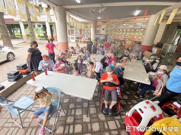 ▲孩子正在將煮好的果凍液一層層倒入容器堆疊。（圖／移民署南區事務大隊屏東縣服務站提供）