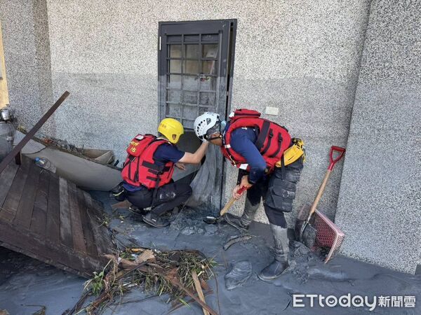 ▲▼高雄特搜隊馳援花蓮，挺進光復鄉滿地泥濘街道，尋找生機。（圖／記者吳世龍翻攝）