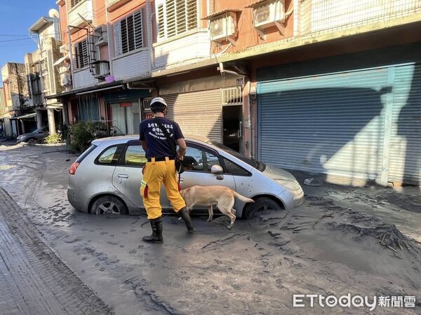 ▲▼高雄特搜隊馳援花蓮，挺進光復鄉滿地泥濘街道，尋找生機。（圖／記者吳世龍翻攝）