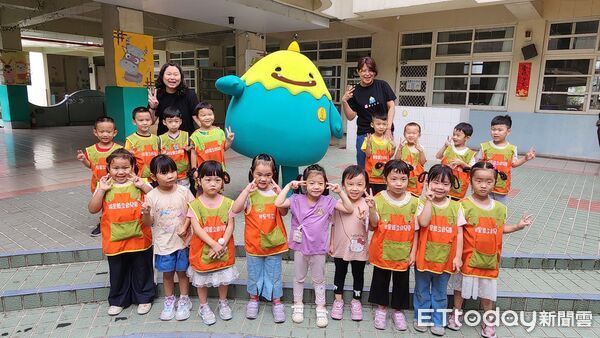 ▲埔里鎮立幼兒園送學童全新制服。（圖／記者高堂堯翻攝）