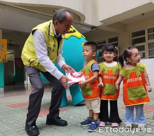 ▲埔里鎮立幼兒園送學童全新制服。（圖／埔里鎮公所提供，下同）