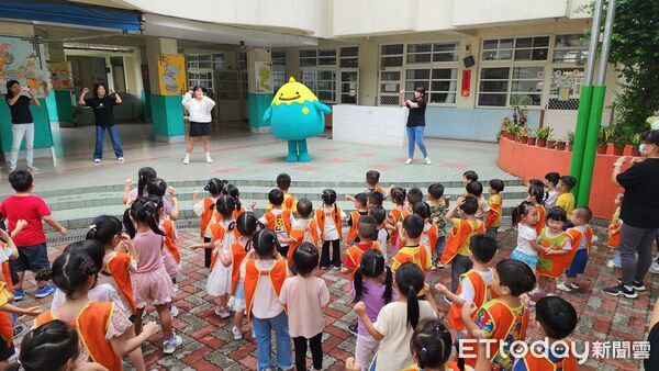 ▲埔里鎮立幼兒園送學童全新制服。（圖／記者高堂堯翻攝）