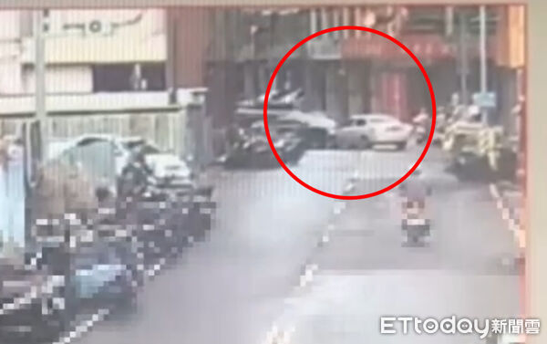 ▲▼高雄街頭「碰碰車」！黑白車當街互撞1人傷，警查出背後糾紛。（圖／記者賴文萱翻攝）