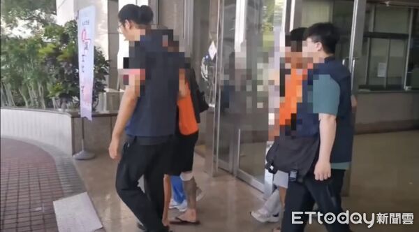 ▲▼高雄街頭「碰碰車」！黑白車當街互撞1人傷，警查出背後糾紛。（圖／記者賴文萱翻攝）