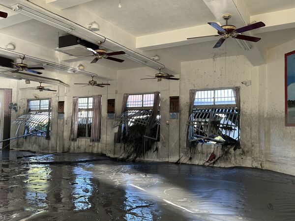 ▲巨量泥漿灌進天主堂，慘不忍賭。（圖／翻攝自Facebook／Caritas Taiwan台灣明愛）