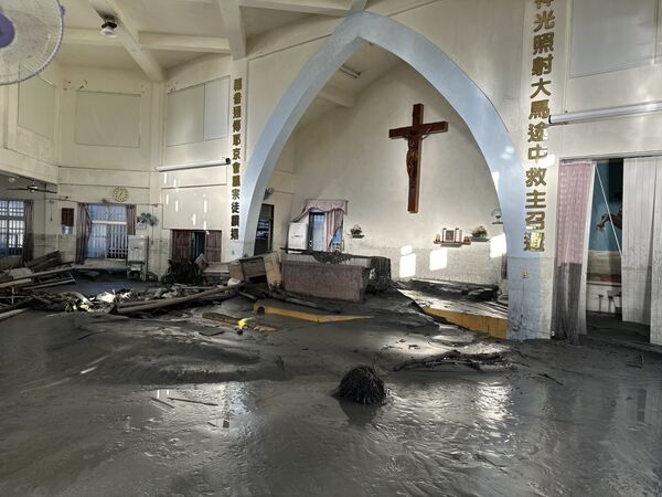 ▲巨量泥漿灌進天主堂，慘不忍賭。（圖／翻攝自Facebook／Caritas Taiwan台灣明愛）