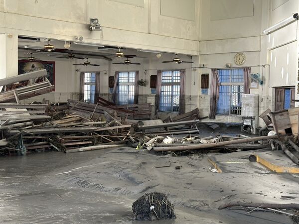 ▲巨量泥漿灌進天主堂，慘不忍賭。（圖／翻攝自Facebook／Caritas Taiwan台灣明愛）