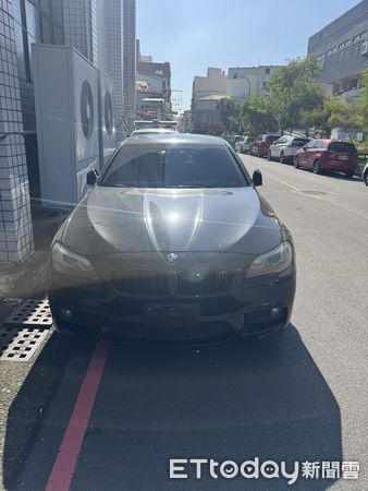 ▲台南警方深夜查獲男子違停車輛懸掛偽造車牌，當場逮捕送辦。（記者林東良翻攝，下同）