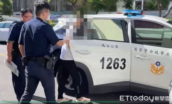 ▲台南警方深夜查獲男子違停車輛懸掛偽造車牌，當場逮捕送辦。（記者林東良翻攝，下同）