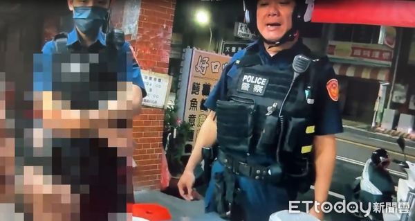 ▲台南警方深夜查獲男子違停車輛懸掛偽造車牌，當場逮捕送辦。（記者林東良翻攝，下同）