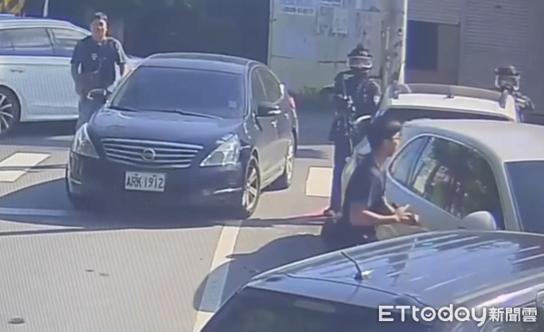 ▲▼             中壢警追緝涉槍砲案的犯嫌，現場畫面曝光。（圖／記者沈繼昌翻攝，下同）