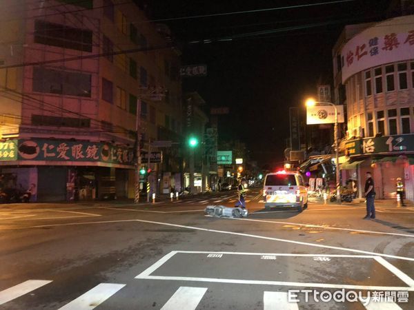 ▲東港鎮中正路與中山路口交通事故。（圖／記者陳崑福翻攝）