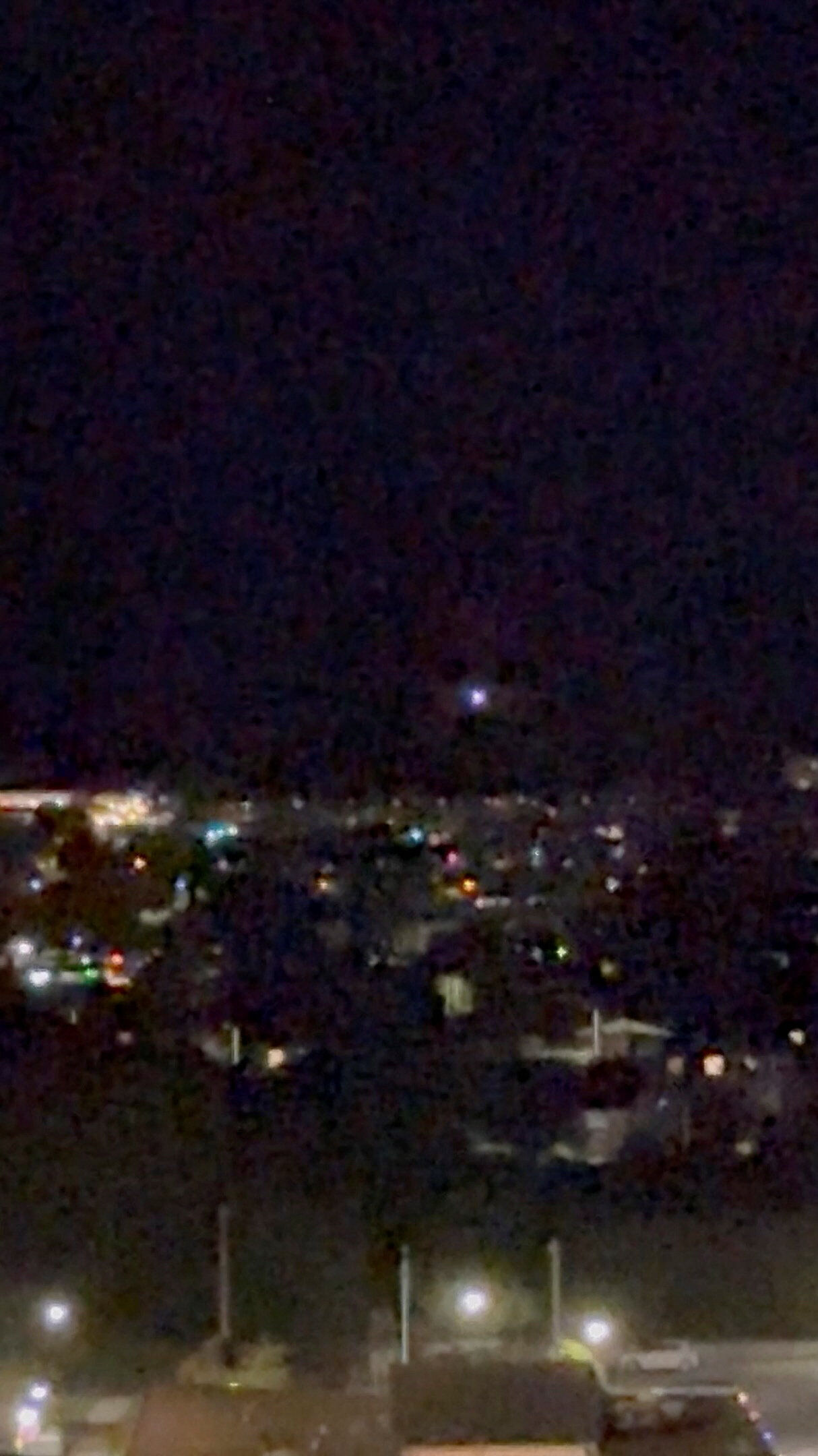 ▲▼ 丹麥阿爾堡上空出現移動光點，在此之際，阿爾堡機場因無人機事件關閉數小時。（圖／路透）