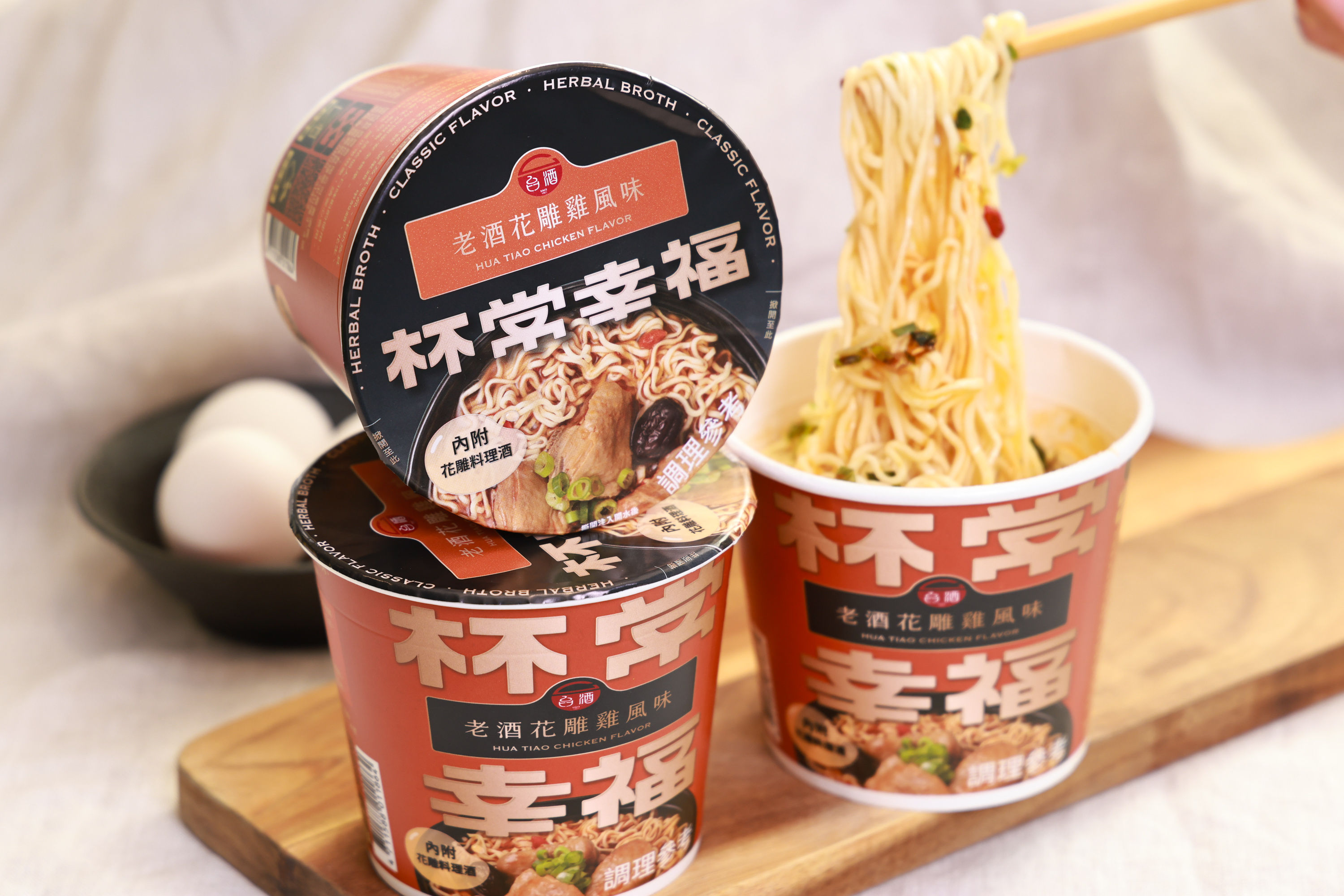 ▲▼  台酒泡麵加蛋情境拍攝。（圖／記者黃克翔攝）