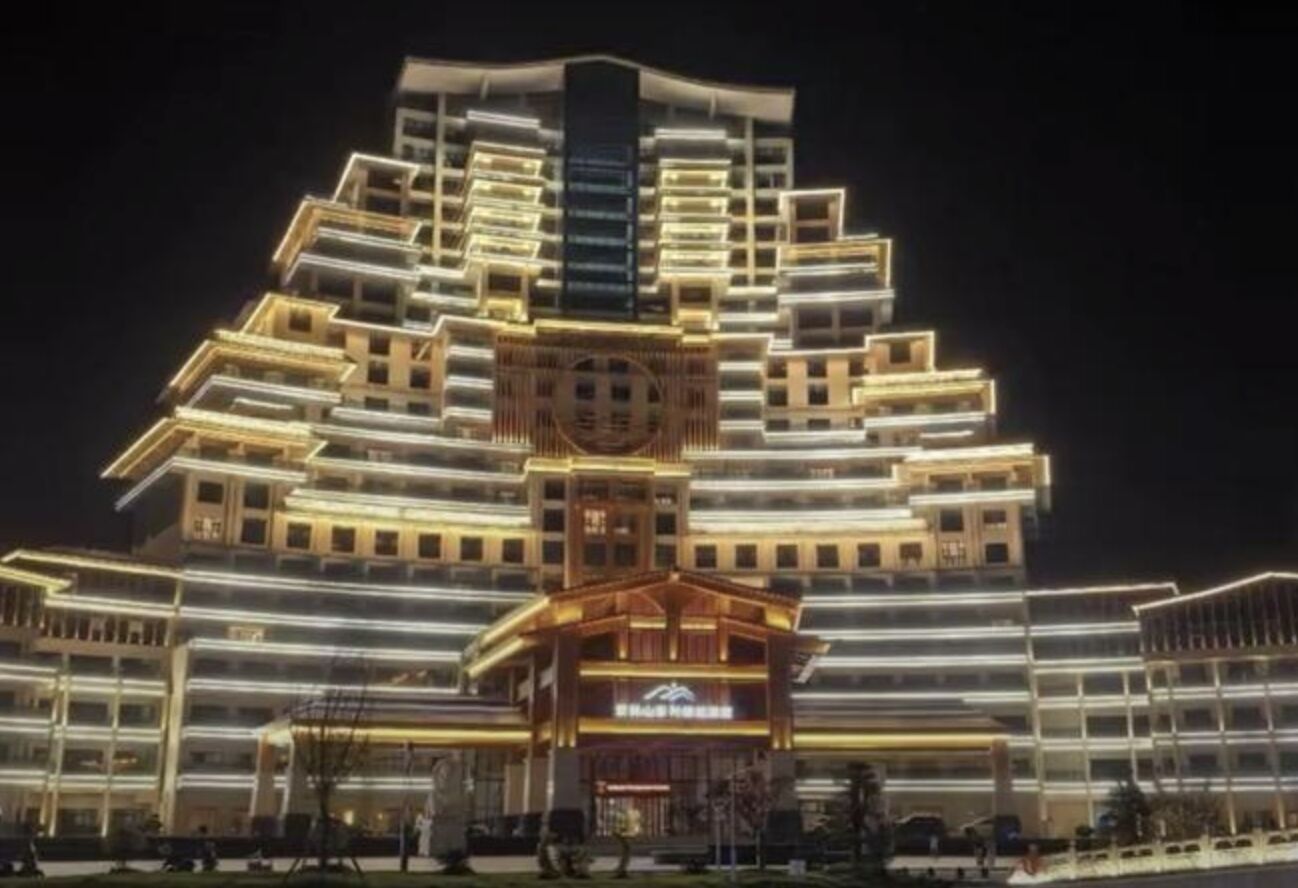 ▲曾經的「中國第一爛尾樓」已經搖身一變成為紫林山豪利維拉酒店。（圖／翻攝紅星新聞）