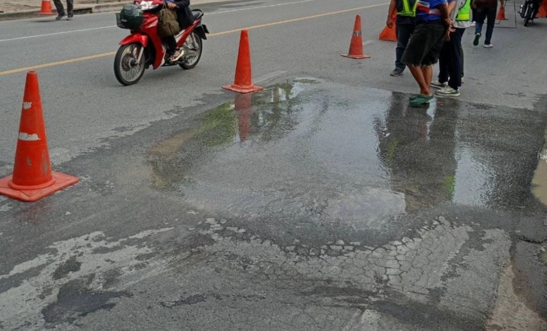 ▲▼曼谷天坑還在搶修！2km外又出現「詭異積水」。（圖／翻攝自泰國日報）