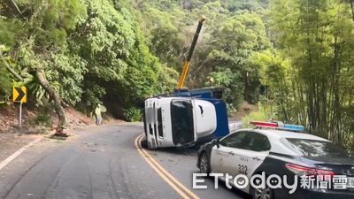 北宜大貨車撞倒塌路樹翻覆1傷 交通一度中斷2小時