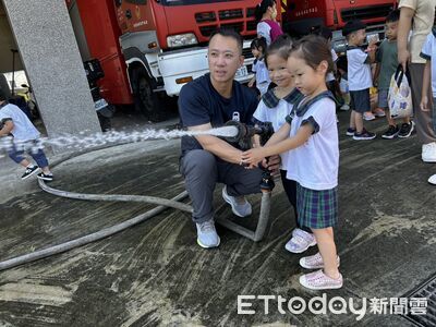 小小消防員體驗趣！　台南下營幼兒園師生參訪消防分隊學防火
