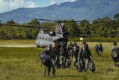 國軍特蒐小組23官兵增援光復鄉 搭CH-47SD運輸機抵花蓮畫面曝