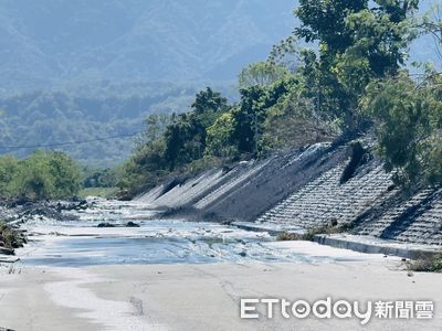 花蓮鳳林「堤頂也溢流了」！河面土石淤積過大　防汛道路流滿泥水