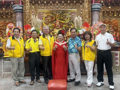 白冰冰慶姜太公壽誕 粉絲讓她衣服濕透