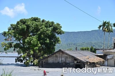 剛過90大壽遇洪水罹難　女兒含淚用雨水洗淨母親