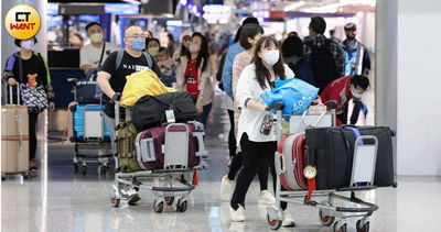連假出國人潮爆滿！他驚喊「光托運行李」等1小時　網爆共鳴