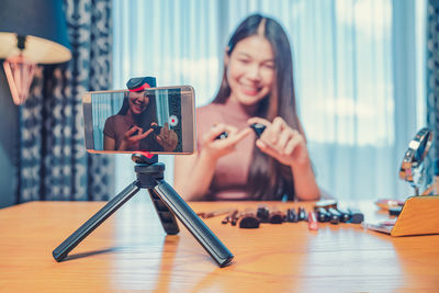 親姊月薪32K購入百萬跑車　男一看手機才知「她真實身分」