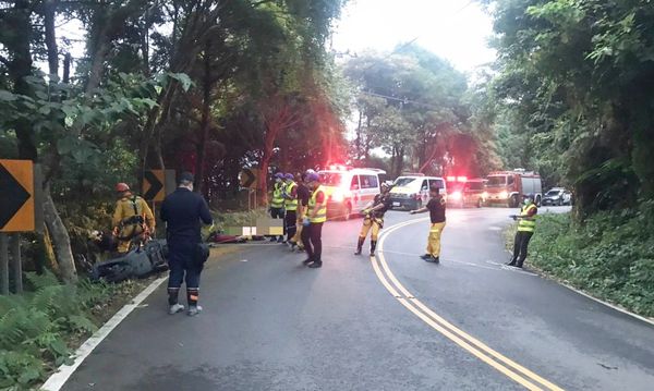 ▲新北市楊姓男子去年8月攜父親用餐後騎車載至桃園東眼山欲尋死遭拒，竟狠心推落山谷，再強行壓入溪流內溺斃窒息死亡，警消現場蒐證。（資料照／大溪警方提供）