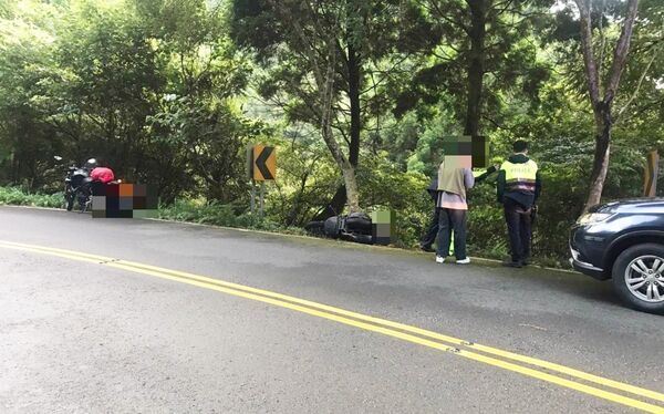 ▲大溪警方帶楊姓犯嫌至現場蒐證。（資料照／大溪警方提供）