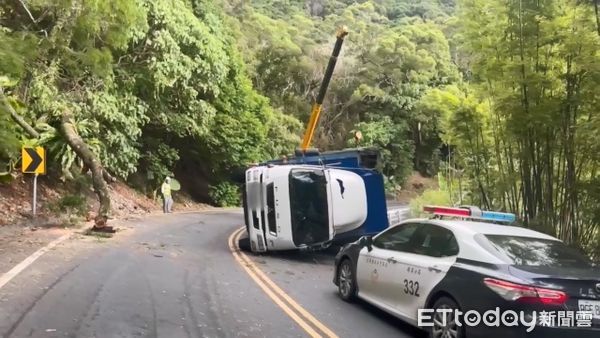 ▲北宜公路頭城段，今清晨一大貨車因撞到倒塌的路樹而翻覆，北宜公路雙向交通受阻一度2個多小時。。（圖／記者游芳男翻攝）