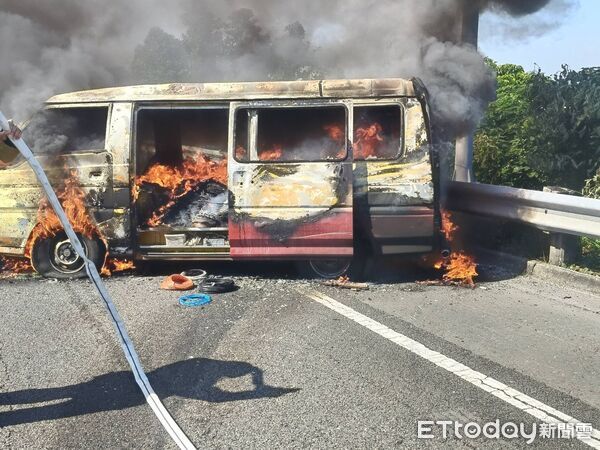 ▲國道3號新市路段上午驚傳廂型車火警，所幸車內2人及時脫困無傷。（記者林東良翻攝，下同）