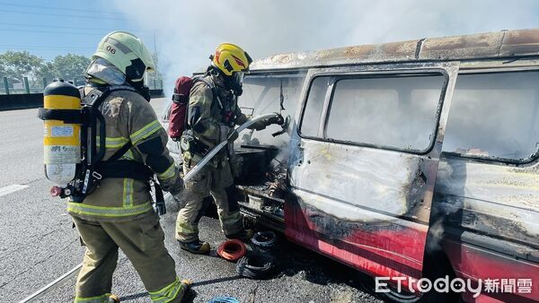 ▲國道3號新市路段上午驚傳廂型車火警，所幸車內2人及時脫困無傷。（記者林東良翻攝，下同）