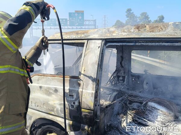 ▲國道3號新市路段上午驚傳廂型車火警，所幸車內2人及時脫困無傷。（記者林東良翻攝，下同）