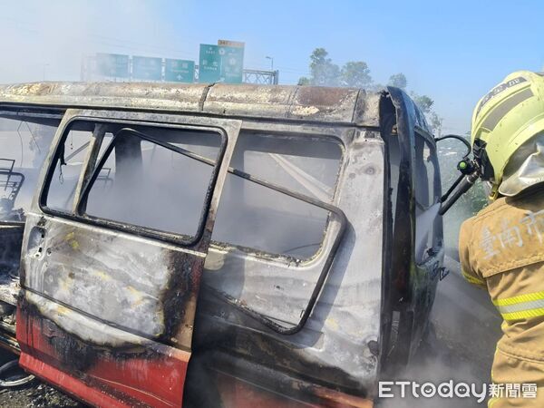 ▲國道3號新市路段上午驚傳廂型車火警，所幸車內2人及時脫困無傷。（記者林東良翻攝，下同）