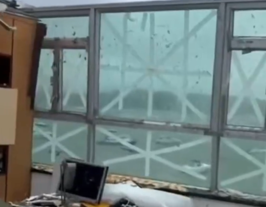 ▲▼「樺加沙」吹掀屋頂，超強膠帶窗屹立不搖。（圖／翻攝自微博）