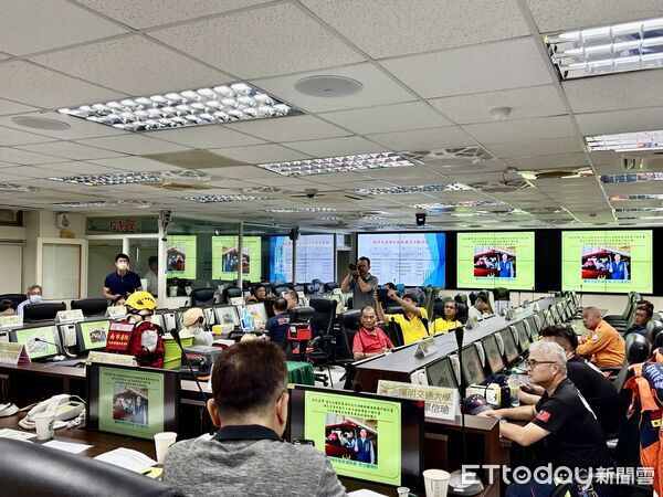 ▲內政部消防署赴台南市消防局訪視，實地了解義消與志工防救災能量。（記者林東良翻攝，下同）