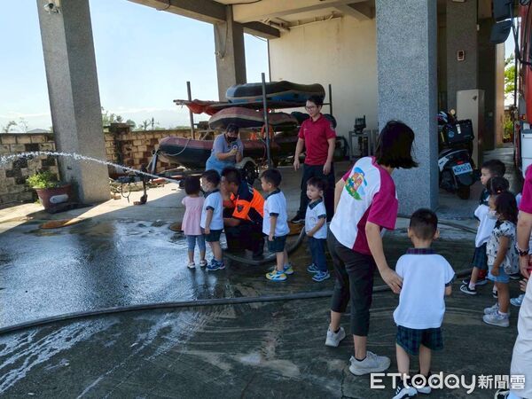 ▲台南下營小圓圓幼兒園近200位師生參訪下營分隊，開心體驗消防射水。（記者林東良翻攝，下同）